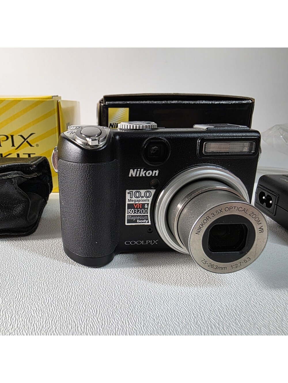 Nikon COOLPIX P5000 10MP Black Compact Camera 3.5x Zoom w/ Box Manual & Softcase